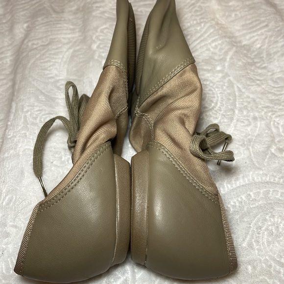 Capezio Split Sole Jazz Shoe. Size 9. NWOT - Picture 7 of 9